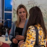 Dr. Mareike Awe und Dr. Alice Martin im Gespräch beim 100. StartupDorf Gründerstammtisch